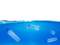 很多塑料瓶浮动的海是全球环境问题