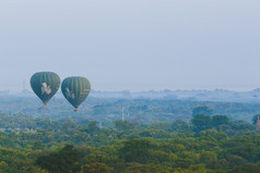 热空气气球和宝塔有雾的老蒲甘缅甸