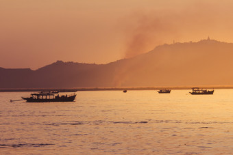 日落的伊洛瓦底江河伊洛瓦底江河蒲甘缅甸缅甸