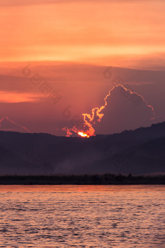 日落的伊洛瓦底江河伊洛瓦底江河蒲甘缅甸缅甸