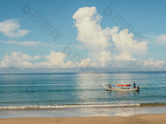 钓鱼船和蓝色的海