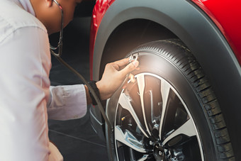 亚洲男人。持有听诊器<strong>车</strong>检查橡胶轮胎汽<strong>车</strong>闭合手持有听诊器为<strong>车</strong>轮胎压力测量为汽<strong>车</strong>汽<strong>车</strong>图像