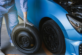 亚洲男人。车检查测量数量膨胀的橡胶<strong>轮胎</strong>车特写镜头手持有<strong>轮胎</strong>和蓝色的车为<strong>轮胎</strong>压力测量为汽车汽车车行业图像
