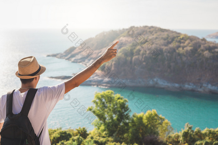 男人。穿他持有他的手快乐男人。亚洲旅游看山和的海之前日落为活动生活方式在户外自由旅行旅游灵感背包客旅游科维德