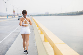 女跑步者<strong>慢跑</strong>有氧运动运行耐力培训慢运动跟踪关闭为马拉松运动运动锻炼培训锻炼健康的的路体育运动娱乐