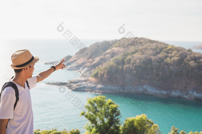 男人。穿他持有他的手快乐男人。亚洲旅游看山和的海之前日落为活动生活方式在户外自由旅行旅游灵感背包客旅游科维德