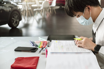 亚洲教育男人。阅读书看平板电脑办公室准备为的考试入口学习教训培训在线数字家庭作业知识学校