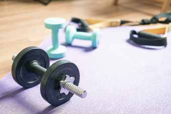 哑铃<strong>首页培训</strong>锻炼体重教练在室内锻炼体育运动锻炼健康的活跃的体重健身生活方式