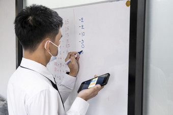 亚洲教育男人。阅读书看平板电脑办公室准备为的考试入口学习教训培训在线数字家庭作业知识学校