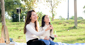 亚洲肖像家庭旅行父亲妈妈。和女儿享受放松吹泡沫与家庭生活方式自由家庭假期高加索人亚洲一个一天旅行新诺摩尔在一起