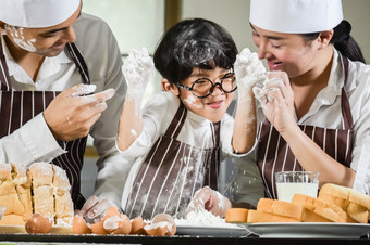 亚洲男孩穿眼镜取笑爸爸烹饪与白色面粉揉捏面包面团教孩子们实践烘焙成分面包蛋餐具厨房<strong>生活</strong>方式快乐<strong>学习生活</strong>与家庭有趣<strong>的学习</strong>