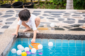 亚洲男孩儿子孩子们玩池玩具在<strong>游泳</strong>池边快乐<strong>学习</strong>生活与家庭有趣的<strong>学习</strong>和玩