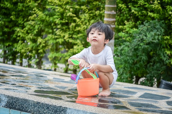 亚洲男孩儿子孩子们玩池玩具在游泳池边快乐<strong>学习生活</strong>与家庭有趣<strong>的学习</strong>和玩