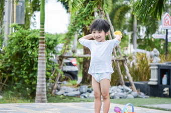 亚洲男孩儿子孩子们玩池玩具在游泳池边快乐学习生活与家庭有趣的学习和玩