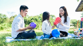 亚洲肖像<strong>家庭</strong>旅行父亲妈妈。和女儿享受放松玩气球与<strong>家庭</strong>生活方式自由<strong>家庭</strong>假期高加索人亚洲一个一天旅行新诺摩尔冠状病毒科维德