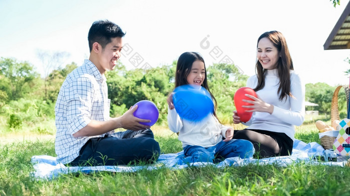 亚洲肖像家庭旅行父亲妈妈。和女儿享受放松玩气球与家庭生活方式自由家庭假期高加索人亚洲一个一天旅行新诺摩尔冠状病毒科维德