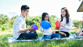 亚洲肖像<strong>家庭</strong>旅行父亲妈妈。和女儿享受放松玩气球与<strong>家庭</strong>生活方式自由<strong>家庭</strong>假期高加索人亚洲一个一天旅行新诺摩尔冠状病毒科维德