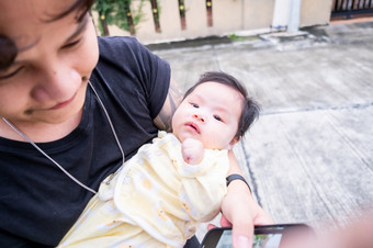 亚洲爸爸父亲携带婴儿婴儿孩子宝贝孩子童年可爱的首页家庭图片为新生儿母亲和孩子们