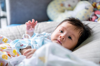 亚洲新生儿婴儿孩子眼睛联系与妈妈可爱孩子们与快乐家庭软床垫比喻生活生活健康的生活方式可爱的孩子婴儿产品健康产品为妈妈。和婴儿