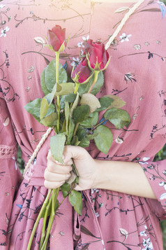 女人爱持有红色的玫瑰惊喜的男朋友情人节rsquo一天