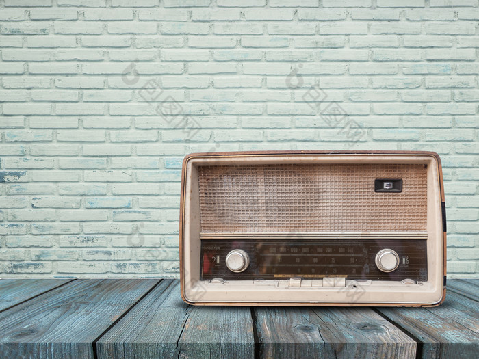 老复古的广播木表格与砖墙背景