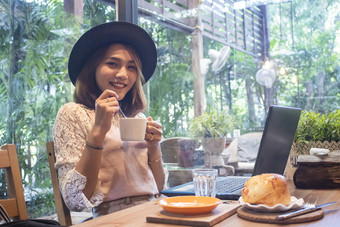 年轻的亚洲女人喝<strong>咖啡咖啡</strong>馆