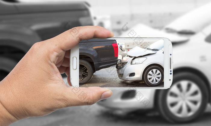 关闭手持有智能手机和取照片的场景车崩溃和事故车事故为车保险人索赔