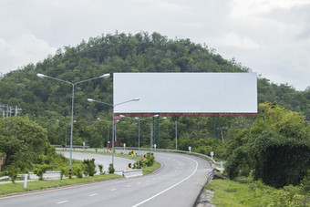 空白广告牌标志空高速公路通过森林山景观