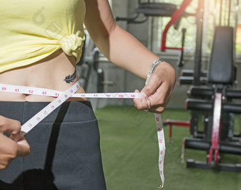 女人测量完美的形状美丽的腰健康的生活方式概念