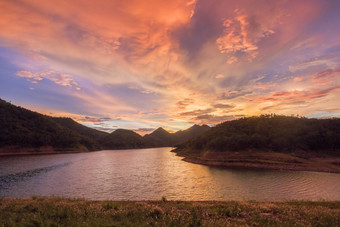 美丽的色彩斑斓的日落天<strong>空山</strong>湖