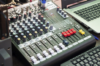 细节与调整旋钮专业音频混合机和音乐设备为声音混合机控制