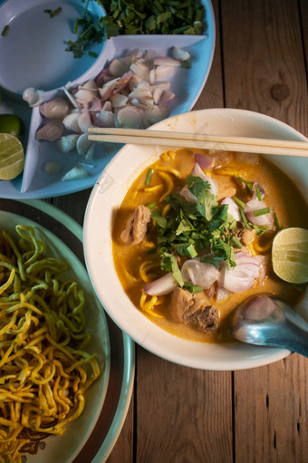 考县环传统的泰国食物考县环泰国面条咖喱汤与鸡木表格