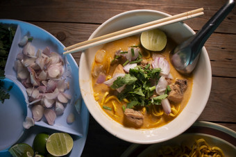 考县环传统的泰国食物考县环泰国面条咖喱汤与鸡木表格