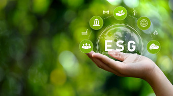环境、社会和治理图标概念手为环境社会和治理可持续发展的可再生资源和网络图标绿色背景