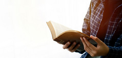 读的圣经特写镜头女人rsquo手阅读的圣经的窗口白色背景