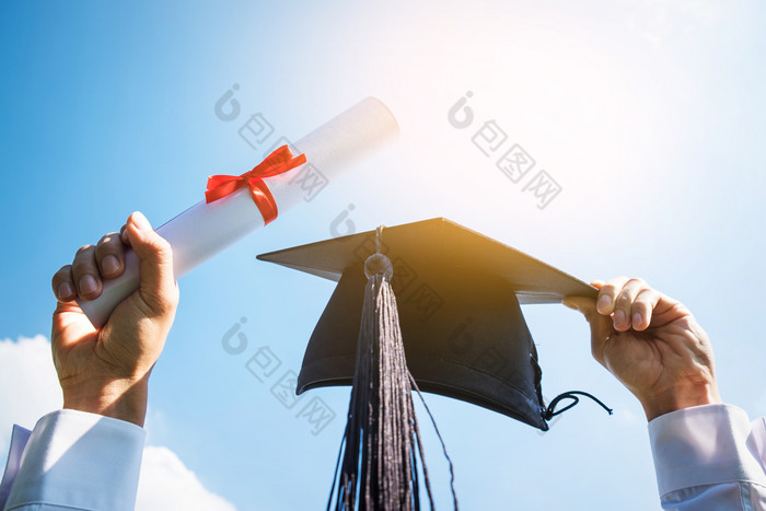 毕业一天图片毕业生是庆祝毕业把手证书和他手幸福感觉毕业典礼一天祝贺
