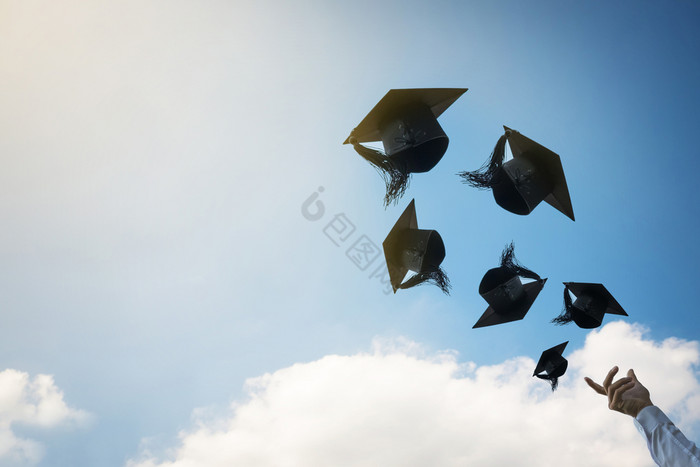毕业生手扔毕业帽子图片