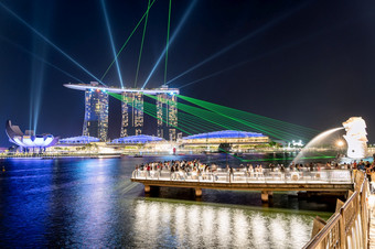 新加坡新加坡8月新加坡天际线玛丽娜湾美丽的激光显示玛丽娜湾金沙酒店晚上时间受欢迎的为旅游和具有里程碑意义的中心与成本欧元