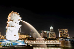 新加坡8月晚上城市视图具有里程碑意义的的玛丽娜新加坡与鱼尾狮雕像喷泉鱼尾狮公园见过象征新加坡大多数著名的旅游吸引力