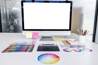 <strong>桌面电脑屏幕</strong>白色桌子上图形设计师和颜色斯沃琪样品工作场所
