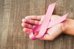 概念医疗保健和医学手持有粉红色的丝带木乳房癌症意识标志希望