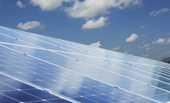生态技术太阳能面板与太阳和蓝色的天空背景概念清洁能源自然