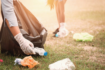 女人手挑选<strong>垃圾</strong>塑料为清洁公园