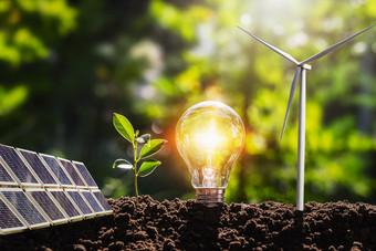 概念的想法清洁能源自然灯泡与太阳能面板和风涡轮土壤