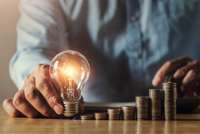 商人手持有光灯泡的想法概念与创新和灵感的想法金融会计