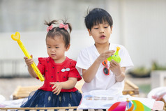 亚洲小女孩和男孩玩与玩具首页