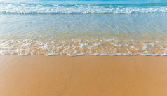 美丽的桑迪海滩和水海洋波沙子