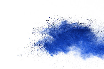 摘要蓝色的粉爆炸特写镜头蓝色的灰尘粒子飞溅孤立的白色背景