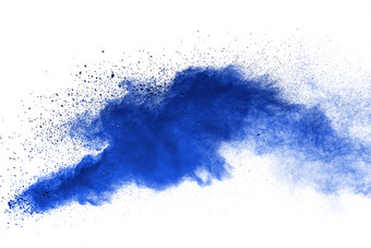 摘要蓝色的粉爆炸特写镜头蓝色的灰尘粒子飞溅孤立的白色背景