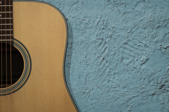 吉他经典仪器蓝色的水泥背景与复制空间